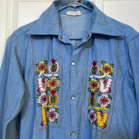 Tops - Bordãdos aztecasa vintage jean shirt with embroidery men’s small. Women’s Large